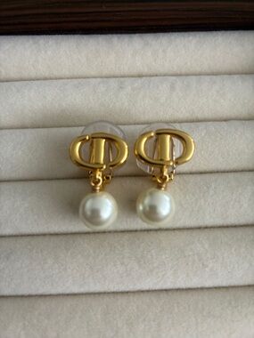 Vintage-Inspired Gold Pearl Clip-On Earrings
